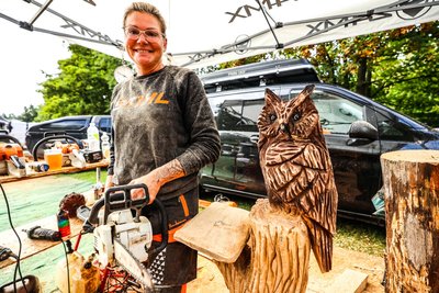 Und hier: Maritta Eiselt mit dem fertiggestellten Kunstwerk.
