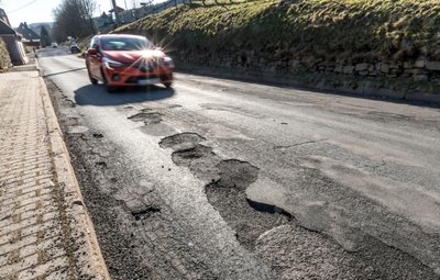 Die Hauptstraße im Olbernhauer Ortsteil Blumenau im Bereich des Bahnhaltepunktes. Seit Jahren wird in Anbetracht der vielen Schäden unter anderem von Anwohnern eine Erneuerung der Straße gefordert. Zuständig für die Staatsstraße ist der Freistaat Sachsen. 
