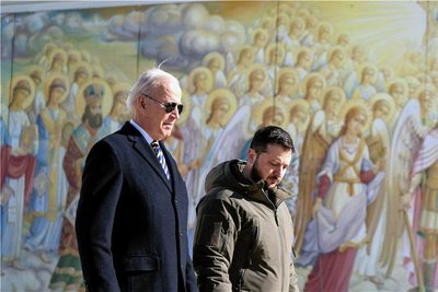 Mitten in Kiew: Joe Biden (l), Präsident der USA, geht neben Wolodymyr Selenskyj, Präsident der Ukraine. Biden ist zu einem Besuch in der Ukraine eingetroffen.