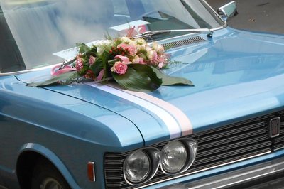 Glänzender Lack und blitzender Chrom: Es senkt ein wenig die Hochzeitskosten, wenn man sich ein solches Gefährt ausleihen kann.