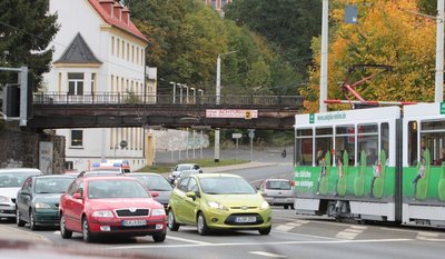 In unmittelbarer Nähe dieser alten Bahnbrücke an der Reichenbacher Straße entsteht der Haltepunkt. Die Brücke wird zudem erhöht und verbreitert.