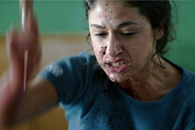 Polizeischülerin Nasrin (Soma Pysall) tickt unvermittelt aus und sticht wie von Sinnen auf ihren Kollegen ein. 