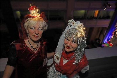 Sie setzten Lichtzeichen: Heidemarie Richter (l.) und Kerstin Kehling auf der Empore der Freiberger Nikolaikirche.