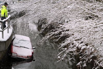 Auf der S 223 zwischen Olbernhau und Pockau sind am Dienstag zwei Menschen tödlich verunglückt. Ein Renault stürzte nach der Kollision mit einem Laster in einen Graben.