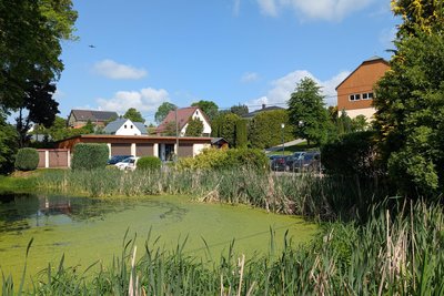 Auf dem Parkplatz hinter dem Teich findet das Jubiläumsfest statt.