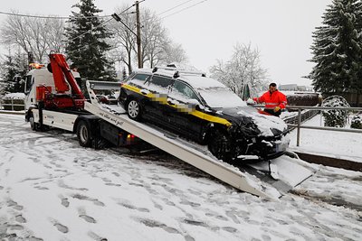 Auf der schneeglatten Oberen Hauptstraße in Wittgensdorf sind ein Volvo und ein VW kollidiert.