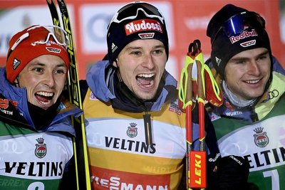 Glückstrahlendes Trio: Die Nordisch Kombinierten Terence Weber (Mitte), Eric Frenzel (beide SSV Geyer) sowie Vinzenz Geiger aus Oberstdorf auf dem Podest in Ruka. 