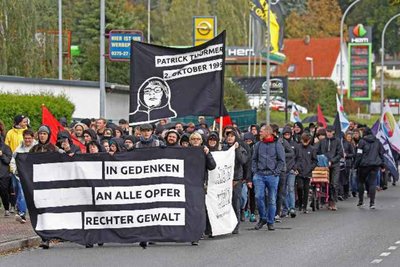 Die Gedenkdemonstration für den getöteten Patrick T. und der rechte Aufzug der „Chemnitz Revolte“ fanden im Oktober 2024 nahezu zeitgleich statt. Die Polizei achtete darauf, die Züge von vorn herein voneinander zu trennen. Foto: Markus Pfeifer