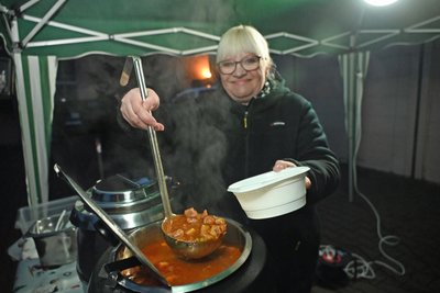 Jacqueline Ufer kredenzte leckeren Kesselgulasch.