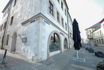 An der Ecke Braugässchen/Straßberger Straße befand sich zuletzt die „Zweibar“. Ihr Schild ist noch zwischen den halbrunden Fenstern angebracht.