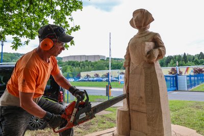 Robby Schubert aus Lößnitz arbeitet an einer Figur, die Rosina Schnorr darstellt.
