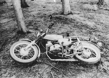 Der Tatort, wie ihn die Polizei am 10. April 1987 vorfand. Heike Wunderlich war mit dem Simson-Moped unterwegs, bevor sie ermordet wurde.