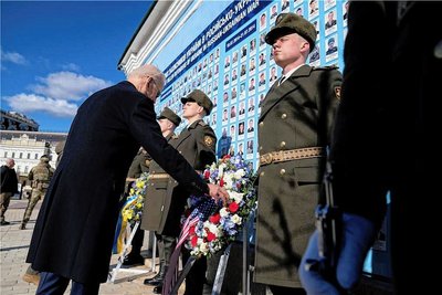 Joe Biden nimmt an einer Kranzniederlegung an der Gedenkmauer vor der Kathedrale mit der goldenen Kuppel des Heiligen Michael teil.