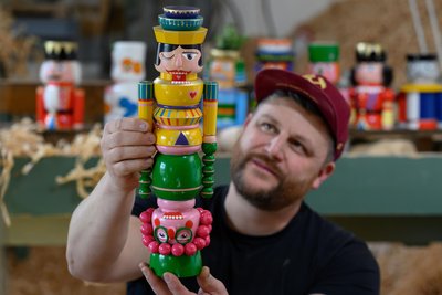 Markus Füchtner zeigt die neuen Unikate. Sie sind das Ergebnis von Entwürfen junger Gestalter und Studierender.
