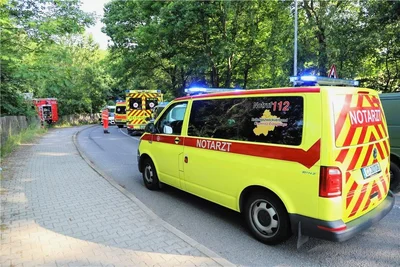 Notarzt, Polizei und Unfalldienst waren vor Ort im Einsatz.