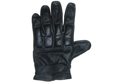 Quarzsandhandschuhe wie dieser gelten zwar nicht als Waffe im Sinne des Waffenrechts, wegen ihre schlagverstärkenden Wirkung rangieren sie aber als "gefährliches Werkzeug" im Strafrecht gleich neben Waffen.