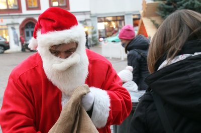 Auch der Weihnachtsmann war unterwegs und verteilte Geschenke.