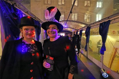 Freuen sich auf einen schönen Abend: Eike Uhlemann (r.) und ihre Tochter Laura im Zwischengang vom Theater zur Nikolaikirche.