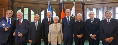 Ursula Weißpflog (Mitte) aus Freiberg und Peter Kahn (r.) aus Siebenlehn gehören zu den acht Sachsen, die am Montag von Ministerpräsident Stanislaw Tillich (4. v. r.) in der Dresdner Staatskanzlei mit dem Verdienstorden der Bundesrepublik Deutschland ausgezeichnet worden sind. Foto: