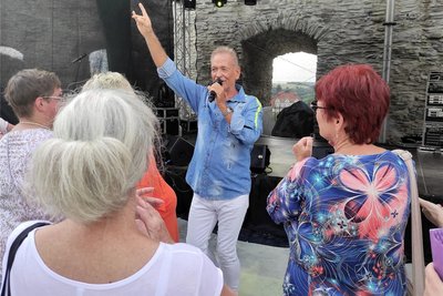 Den Sänger Olaf Berger hält es nicht lange auf der Bühne. Er braucht den Kontakt zu seinen Fans.