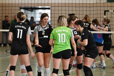 Die Milkauer Volleyballerinnen haben den Spitzenreiter SSV 91 Brand-Erbisdorf geschlagen. Melanie Schwalbe (Nr. 2) verletzte sich aber und konnte ab dem dritten Satz nur noch sporadisch mitwirken.