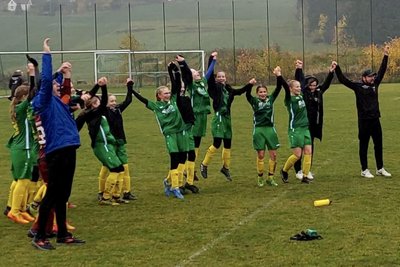 Es gibt die Mädchenmannschaften der SpG Neustadt/Jößnitz/Erlbach noch nicht lange. Trotzdem feierten sie schon tolle Erfolge - wie hier die heutigen B-Juniorinnen (damals noch D) den Einzug ins Sachsenpokalfinale.
