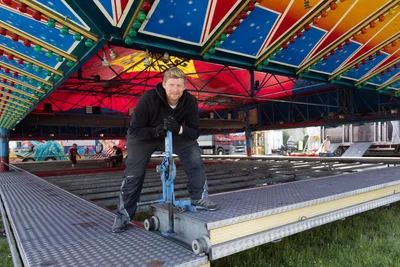 Die Fahrgeschäfte für die Annaberger Kät werden aufgebaut. Im Bild: Felix Hickmann vom Autoscooter Top Car Hickmann.