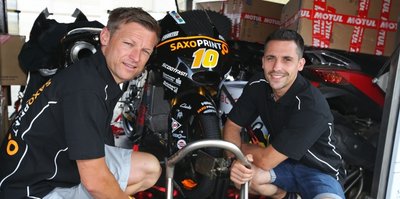 Dirk Heidolf (links), Teamchef vom Moto3-Team Saxoprint, bereitet sich mit seinem Fahrer Alexis Masbou auf den Grand Prix vor.