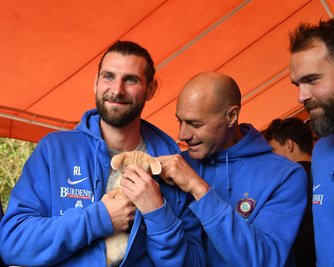 Das Trainerteam des FC Erzgebirge Aue hat die Patenschaft für Fennek Filou übernommen.