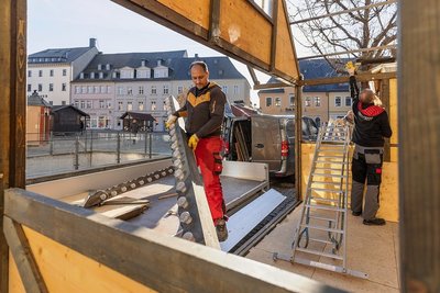 Der Aufbau des Annaberger Weihnachtsmarktes läuft weiter. Viele Bergstädte wollen an der Durchführung festhalten. Einige kleinere Märkte wie in Grünhain-Beierfeld wurden abgesagt.