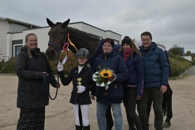 Emma Partzsch (mit Pokal), ihre Familie und Freundin und Besitzerin von Stute Wesira, Katja Schaarschmidt, aus Großolbersdorf.