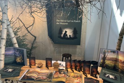 „Der kleine Carl im Rauch der Husaren“ ist der erste Band der Kinderbuchreihe.
