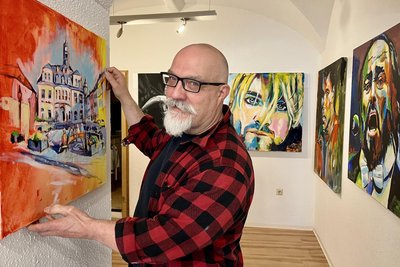 Acrylmaler Rico Weißflog aus Schwarzenberg ist bekannt für seine farbintensiven und großformatigen Bilder und Porträts Prominenter.