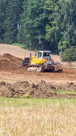 Links und rechts der B 92, unmittelbar an der Autobahn, bewegen Planierraupen bereits Erde. Am Montag geht es dann richtig los. Das Industrie- und Gewerbegebiet Oberlosa Teil 1 polarisiert. 