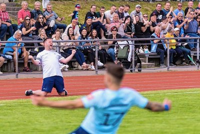 Emotion pur: Wie Torjäger Kevin Werner geht nach dessen verwandeltem Elfmeter auch Trainer Ronny Rother auf die Knie und brüllt seine Freude raus.