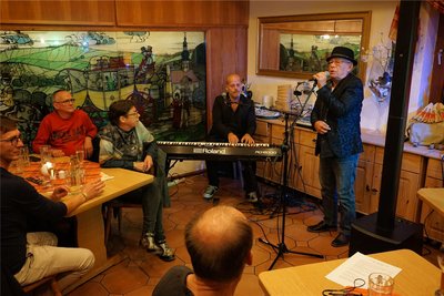 Ein Hauch Olsenbande-Filmklassiker bei der Live-Nacht 2022: Børge-Darsteller Jens Holtsø (rechts) mit Morten Wittrock beim Auftritt im Gasthof Zum Döhlerwald.