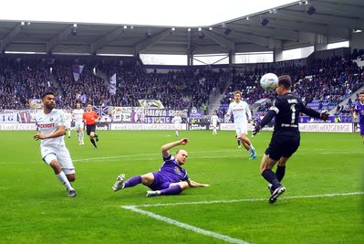 Dreimal wurde Aues Keeper Martin Männel überwunden, konnte aber in dieser Szene gegen Verls Jesse Tugbenyo (l.) stark parieren.
