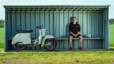 Philipp Löscher aus Weixande bei Thiendorf darf schon begleitet Auto fahren. Wenn er 18 werden, bleibe das Moped wohl erst mal stehen, sagt der Tiefbaufacharbeiter. Die von seinem Opa versorgte KR51/1 aus dem Jahr 1976 hält er dennoch in Ehren. Löscher hat Stollenreifen ausgezogen und neue Federn eingebaut. Der Motor blieb original.