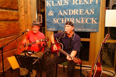Andreas Schirmeck (rechts) ist Stammgast. 2005 trat er mit dem inzwischen verstorbenen Klaus Renft auf. Diesmal spielt er bei der Live-Nacht in Tannenbergsthal.