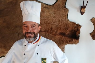Mike Fritzsche aus Großolbersdorf ist eigentlich Koch. Jetzt bringt er eine Kinderbuchreihe zu Karl Stülpner heraus.