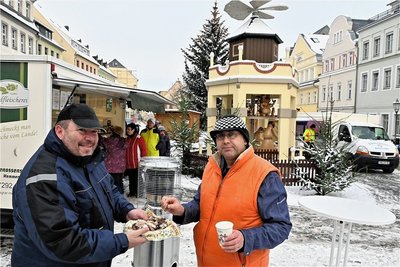Marco Gustke (l.) von der Marktgilde bot am Mittwoch auch Steffen Richter vom Hähnchen-Grill Tee und Kekse an. 
