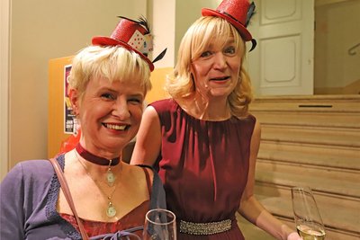 Mit jeder Menge guter Laune kamen Peggy Jedlicka (l.) und Simone Langer zum Bühnenball des Mittelsächsischen Theaters in Freiberg.