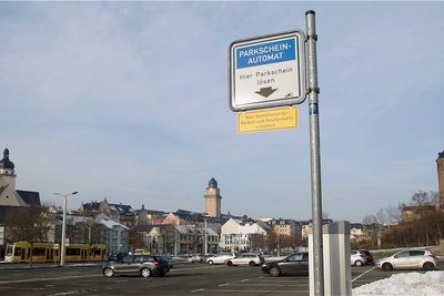 Die Mitglieder des Bauausschusses haben am Montagabend einem Vorschlag der Verwaltung mehrheitlich zugestimmt, Studierenden auf dem Parkplatz am Neustadtplatz ein Tagesticket für zwei Euro anzubieten. 