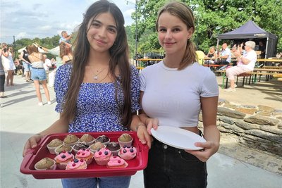 Lara Livia Margineau und Charlotte Schmidt von der Trias Oberschule bieten leckere Gebäckstücke an. Landrat Thomas Hennig widerstand der süßen Verführung aus Figur-Gründen.