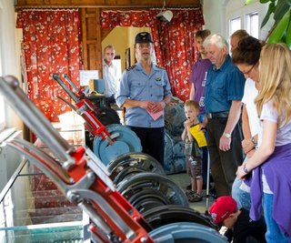 
              <p class="artikelinhalt">Frank Jurk erklärte den Besuchern zum Tag des offenen Denkmals unter anderem, wie das alte Stellwerk in Cranzahl funktioniert.  </p>
            