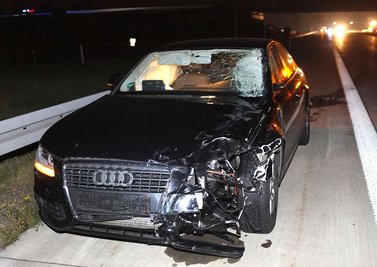 Eine Radfahrerin ist am Sonntag auf der A4 von einem Audi erfasst worden. Sie starb noch an der Unfallstelle.