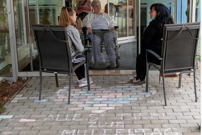 Der neu geschaffene Besucherbereich des Rochlitzer Altenpflegeheims erlebte zum Muttertag seine Premiere: Während Maria Berger im Inneren des Gebäudes war, saßen Tochter Ina Wendlandt und Enkelin Joline unter dem Vordach. "Wir konnten uns so zumindest sehen", freute sich Joline.