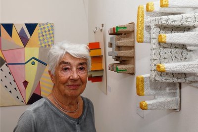 Ilona Langer in der "Kleinen Galerie" am Hohensteiner Altmarkt mit ihrem Werk "Bankenviertel mit Klagemauer". 