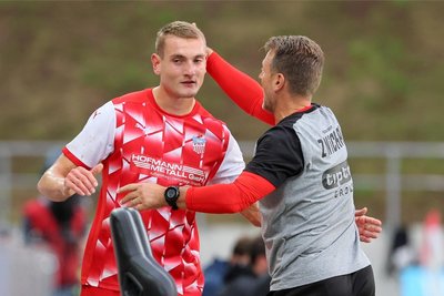 Ganz ohne Ölschmierer im Gesicht: Trainer Rico Schmitt gratuliert seinem "Zielspieler" Lucas Albert. 
