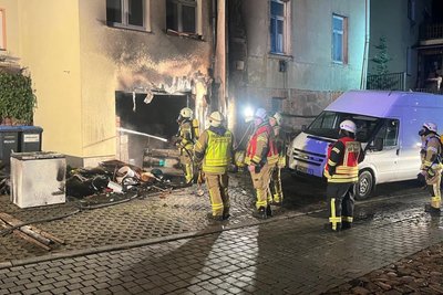 Erneut haben Mülltonnen in Burgstädt gebrannt. In der Nacht zu Freitag griffen die Flammen auf ein Wohnhaus und die dort befindliche Garage über. Zwei Bewohner wurden verletzt.